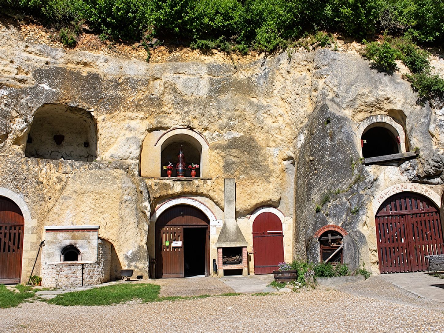 Façade de caves troglodytiques creusées dans la roche calcaire