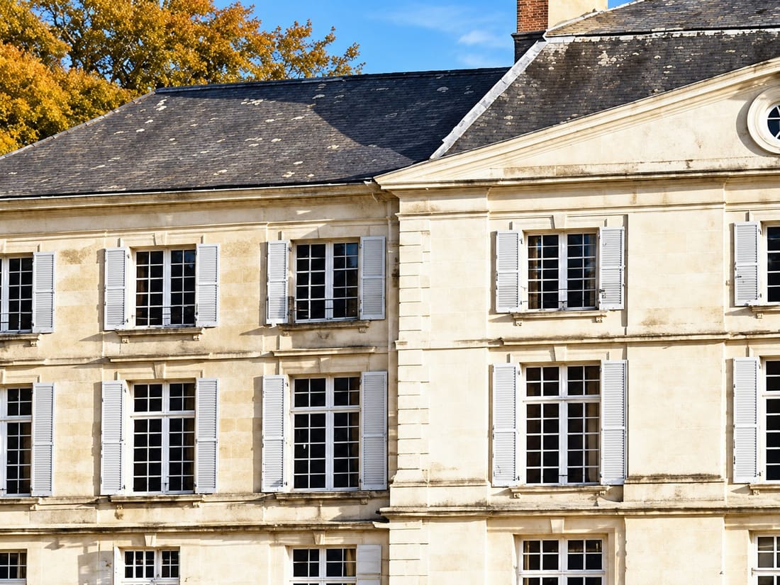 Façade d'un château blanc