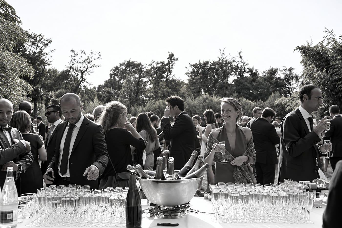 Invités réunis autour d'un seau à champagne pendant le cocktail